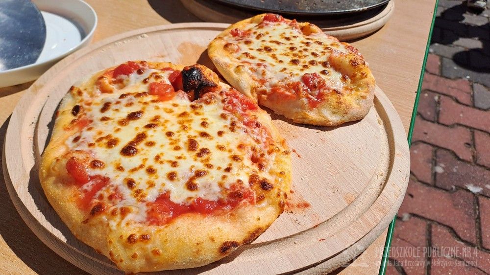 Smerfy pieką włoską pizzę