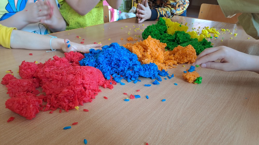 Zabawy sensoryczne i sensoplastyczne w grupie Krasnali - kolorowa ryżolina